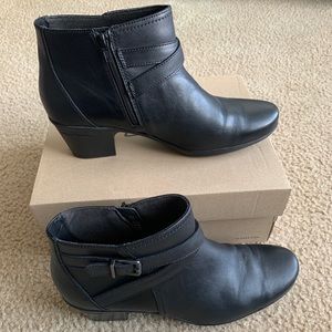 CLARKS Women’s Emslie Cyndi Black Leather Booties